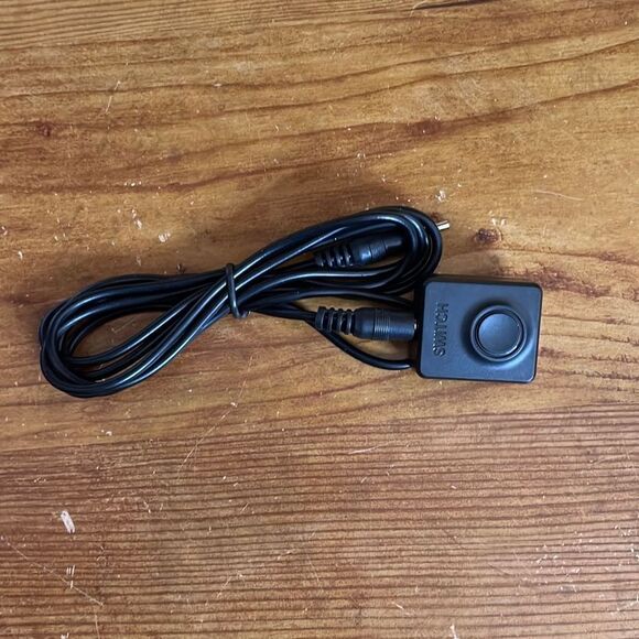 2 Port DisplayPort KVM Switch DP 2.0 USB 3.0 for 2 Computers Share Keyboard - Picture 9 of 11